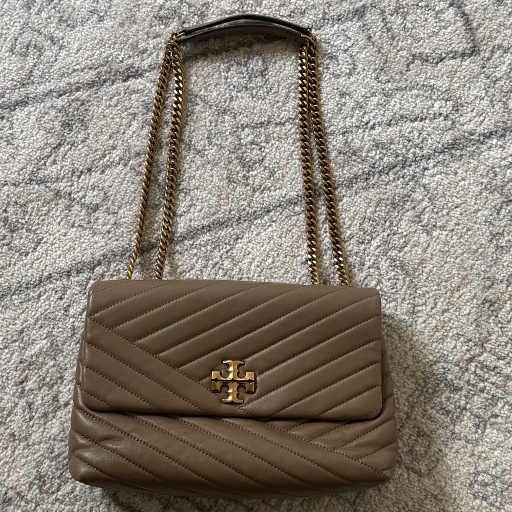 TORY BURCH KIRA CHEVRON CONVERTIBLE SHOULDER BAG  SANDPIPER